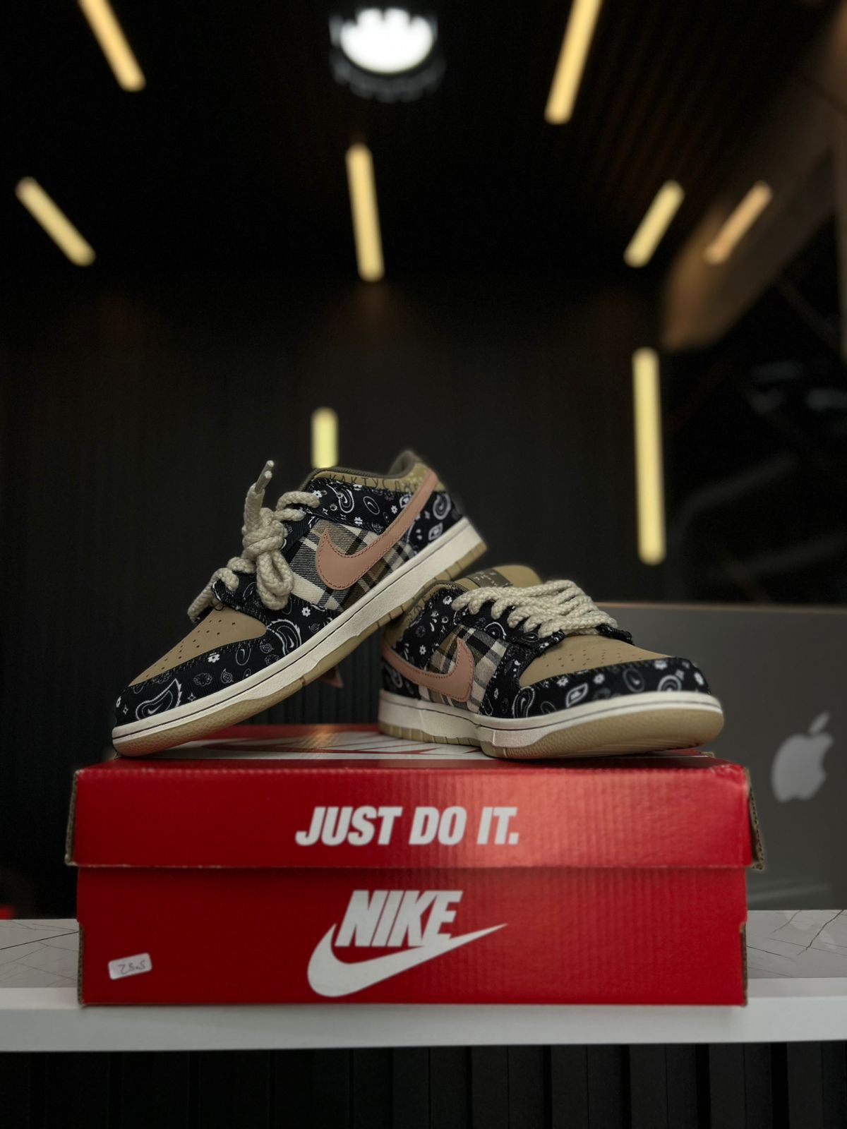 NK SB Dunk low de Nike x Travis Scott G5